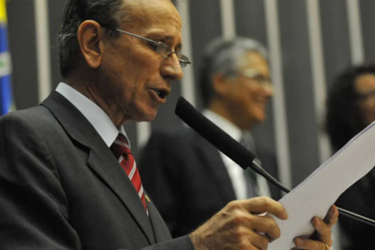 O relator do Código Florestal, Paulo Piau, lê relatório (Antônio Cruz/ABr)