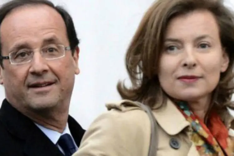 
	Hollande e a companheira, Val&eacute;rie Trierweiler: Hollande n&atilde;o quis responder se Trierweiler vai ficar no escrit&oacute;rio de primeira-dama, cujos custos s&atilde;o financiados pelo Estado
 (Lionel Bonaventure/AFP)