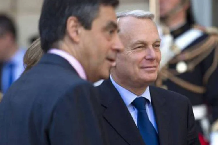 O socialista Jean-Marc Ayrault (d) substituiu nesta quarta-feira o conservador François Fillon (e) como premiê da França (Fred Dufour/AFP)