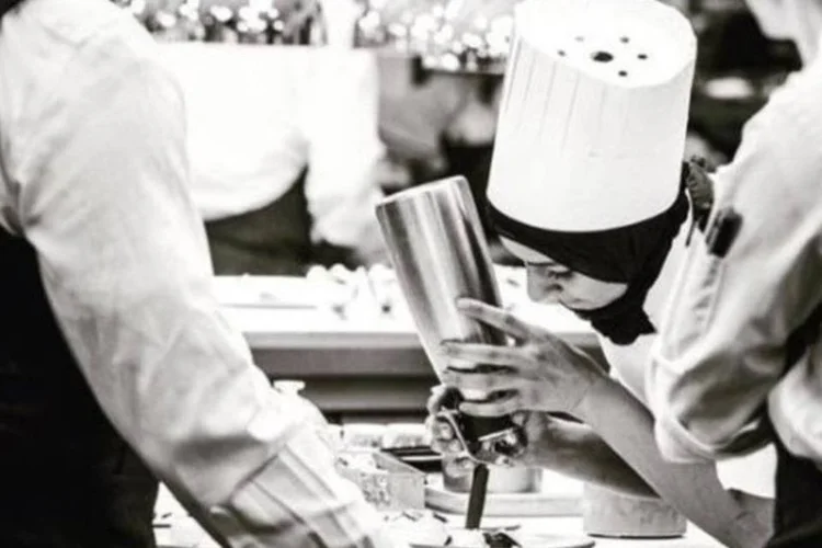 A sous chef de confeitaria Sumaiya Bangee disse: “#HijabToMe quer dizer prender meu hijab debaixo da gola de meu avental de chef todos os dias e fazer o trabalho que é minha paixão” (Reprodução)