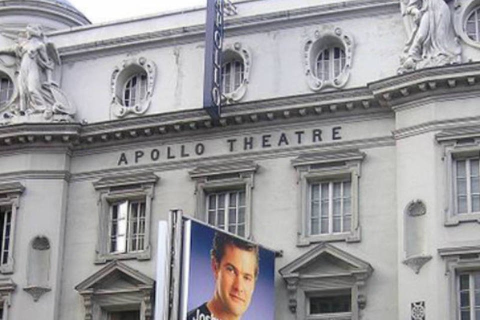 Cameron diz estar acompanhando operações no teatro Apollo