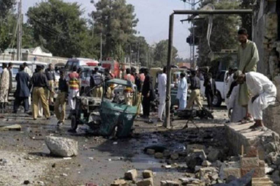 Atentado suicida deixa 28 mortos em mesquita no Paquistão