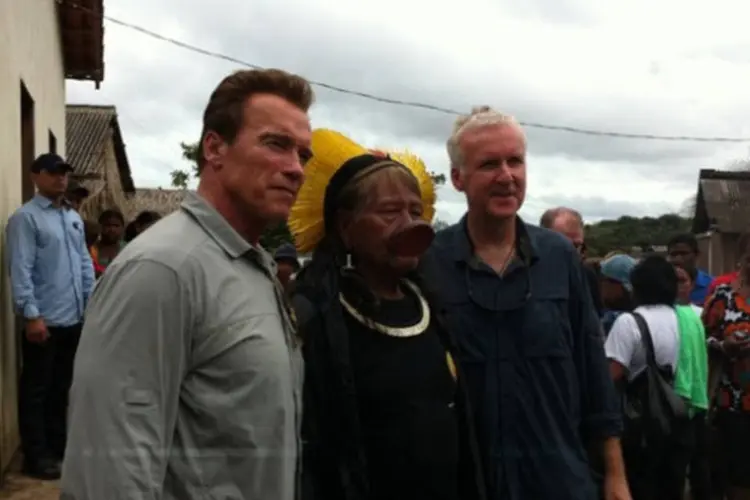 Arnold Schwarzenegger e James Cameron posam com índio Raoni em Manaus, em fórum de sustentabilidade  (Reprodução/Twitipic)