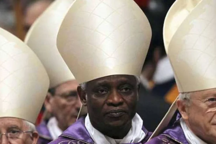 
	O cardeal Peter Turkson (centro) durante missa da quarta-feira de Cinzas no Vaticano
 (REUTERS/ Alessandro Bianchi)