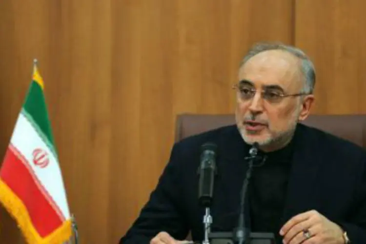 O chefe do programa atômico iraniano, Ali Akbar Salehi: "Irã e AIEA concluirão a primeira fase das negociações até o início de fevereiro, e a segunda fase começará pouco depois" (AFP PHOTO/ATTA KENARE)