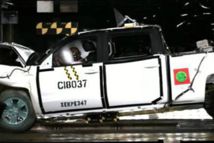 Chevrolet Silverado em crash test: no segmento das grandes picapes, Silverado e GMC SIerra são os primeiros veículos a obter tal conceito (Reprodução)