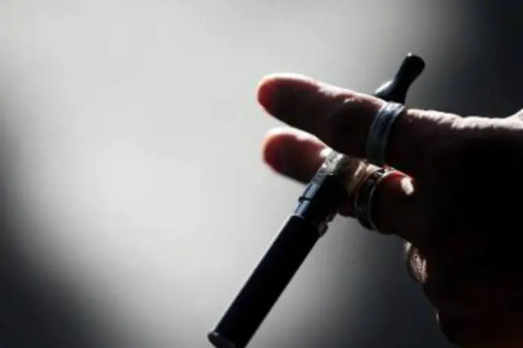 
	Cigarro eletr&ocirc;nico: aparelho funciona como vaporizador pelo qual se inala solu&ccedil;&atilde;o com nicotina misturada a sabores frutados ou doces. Nos EUA, menores de 18 anos podem compr&aacute;-los legalmente
 (AFP)