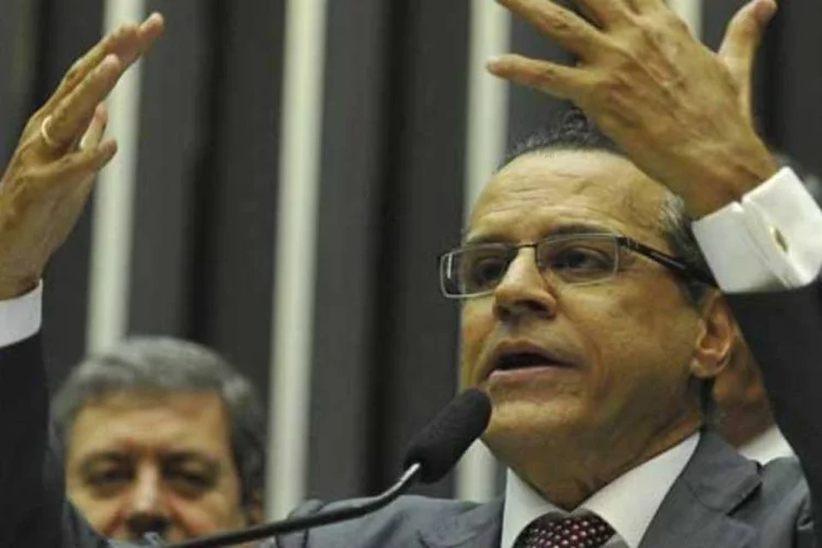 
	O presidente da C&acirc;mara, Henrique Eduardo Alves: &quot;Quem declara a perda de mandato, vac&acirc;ncia do cargo e a convoca&ccedil;&atilde;o do suplente &eacute; a C&acirc;mara dos Deputados&quot;
 (AgenciaBrasil)
