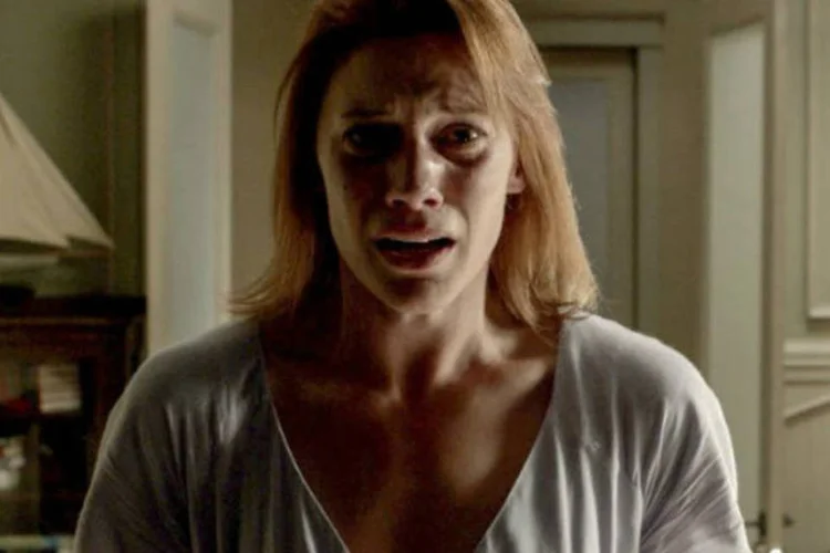 Katee Sackhoff interpreta Marie Russell em "O Espelho" (Reprodução/ Facebook "O Espelho")