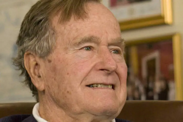 
	O ex-presidente George H.W. Bush: Bush, de 90 anos, foi levado por uma ambul&acirc;ncia ao hospital na ter&ccedil;a
 (Reuters/ Donna Carson)