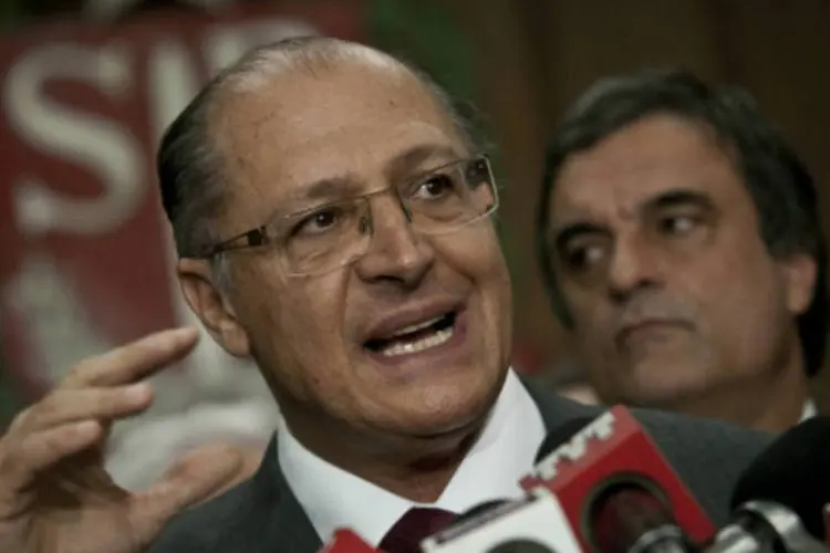 O governador de São Paulo, Geraldo Alckmin, o ministro da Justiça, José Eduardo Cardozo, falam à imprensa após reunião em novembro de 2012 (Agência Brasil)