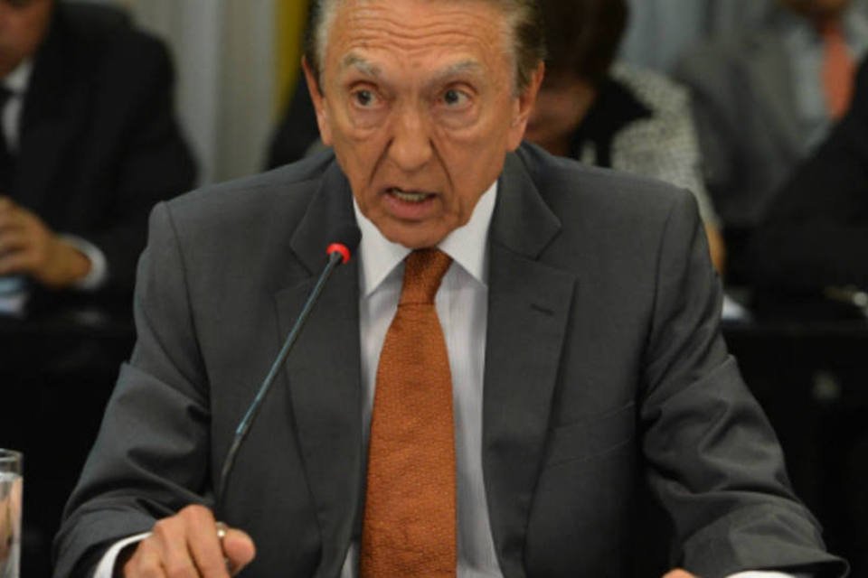 Acordo entre estatais deve sair hoje ou depois, diz Lobão