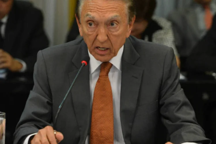 
	Edison Lob&atilde;o: ele disse que os t&iacute;tulos ser&atilde;o emitidos pela Petrobras com base em documento assinado pela Eletrobras, com garantia do Tesouro
 (Valter Campanato/Agência Brasil)