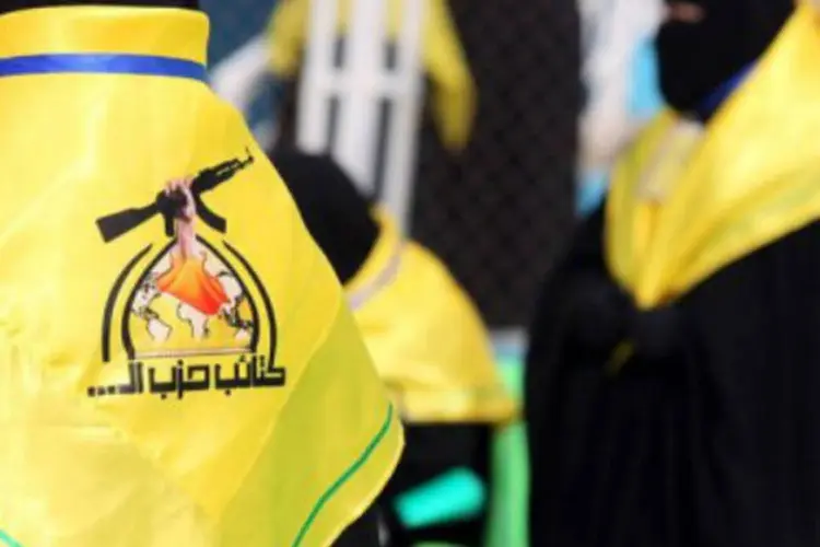 
	O grupo xiita liban&ecirc;s Hezbollah e seu s&iacute;mbolo: o chefe do Hezbollah, xeque Hassan Nasrallah, declarou recentemente que n&atilde;o se deve abandonar o regime s&iacute;rio perante a amea&ccedil;a dos extremistas sunitas.
 (AFP)