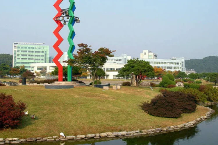 
	O estudante Bruno Koff passou um ano estudando engenharia mec&acirc;nica no Instituto Avan&ccedil;ado de Ci&ecirc;ncia e Tecnologia da Coreia do Sul, o Kaist (apelidado de &quot;MIT coreano&quot;)
 (Wikimedia Commons)