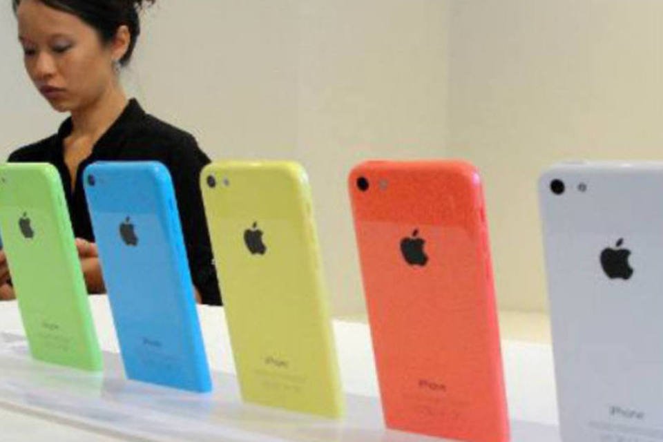 
	iPhone 5C na China: o 5c, que custa US$ 100 menos do que o melhorado iPhone 5s, representa a tentativa da Apple para atrair compradores de mercados emergentes
 (AFP)