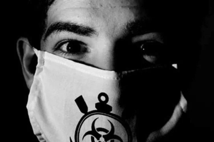 Alexandre Pato e a bandeira do Corinthians: o jogador vai receber o teto salarial do clube, por volta de R$ 400 mil (Reprodução)