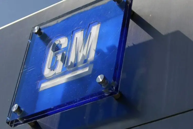 
	O logo da General Motors na sua sede em Detroit: a empresa prev&ecirc; contra&ccedil;&atilde;o para o mercado de ve&iacute;culos na Europa
 (REUTERS/Jeff Kowalsky/Arquivo)