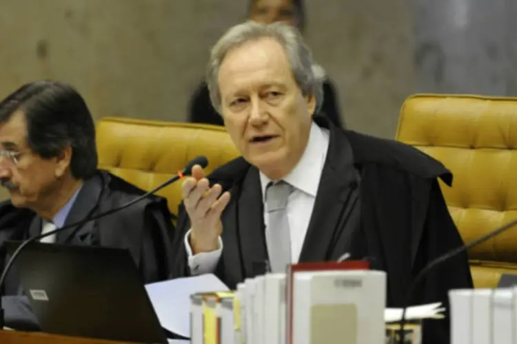 
	O ministro do STF, Ricardo Lewandowski: &eacute; a primeira vez desde que come&ccedil;ou a votar que Lewandowski divergiu do voto do relator, Joaquim Barbosa
 (Agência Brasil)