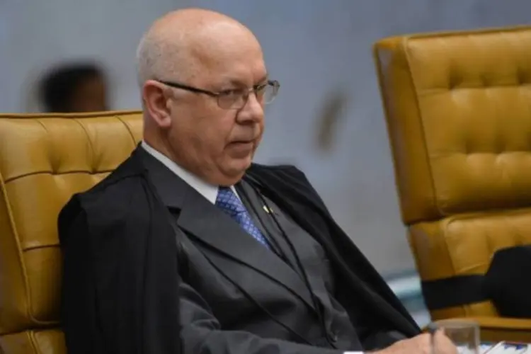 
	O ministro do STF, Teori Zavascki: interlocutores de Teori falaram que ele passaria a noite elaborando voto sobre pedido da AGU.
 (José Cruz/ Agência Brasil)