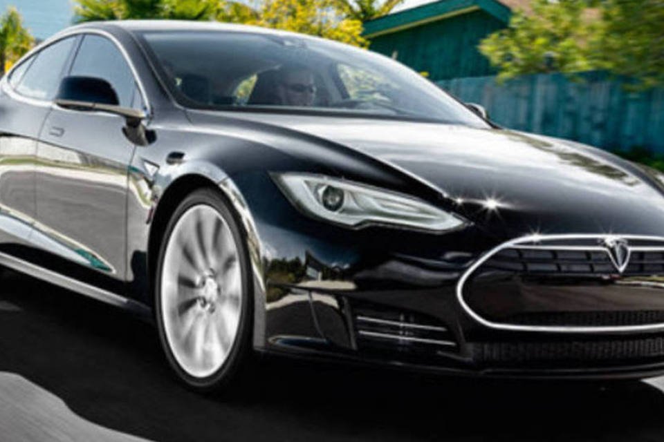 Tesla investiga incêndio em Model S estacionado