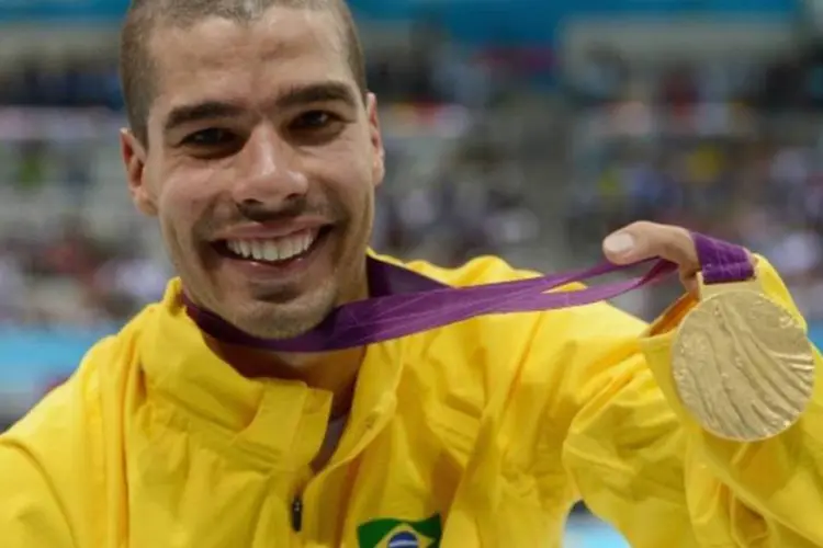 
	Daniel Dias apresenta sua medalha de ouro nos 200m no terceiro dia dos Jogos Paral&iacute;mpicos de Londres
 (Gareth Copley/Getty Images)
