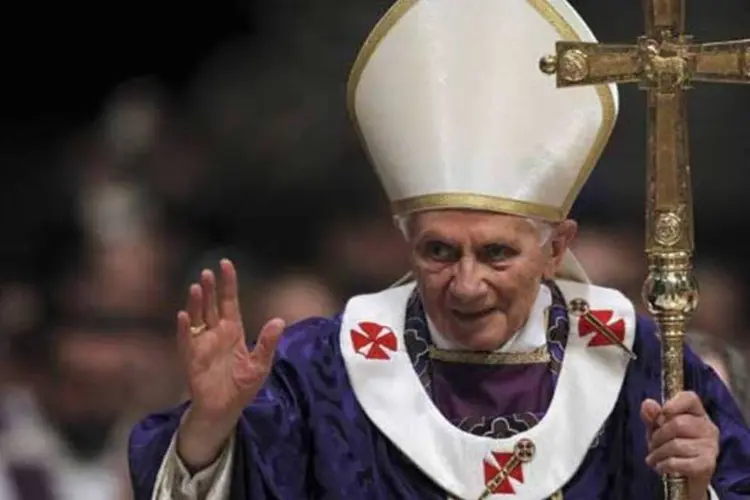 
	O papa Bento XVI, que renunciou na segunda-feira, durante a missa da quarta-feira de Cinzas no Vaticano
 (REUTERS/ Alessandro Bianchi)