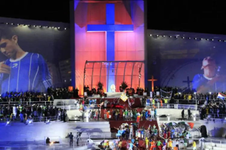 A encenação que contou a história da evangelização católica no Brasil começou após o discurso de saudação do papa Francisco (Ricardo Moraes/Reuters)