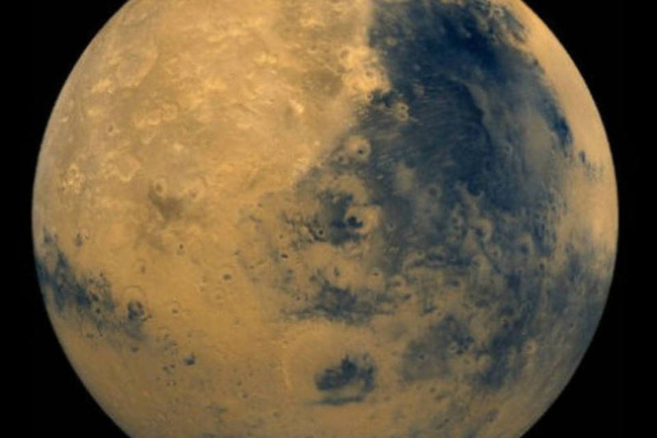 
	Marte: alguns dos detalhes mostrados na nova cartografia, como a presen&ccedil;a de corpos frios perto de Marte, ainda n&atilde;o se explicam com as novas teorias
 (Divulgação/NASA)