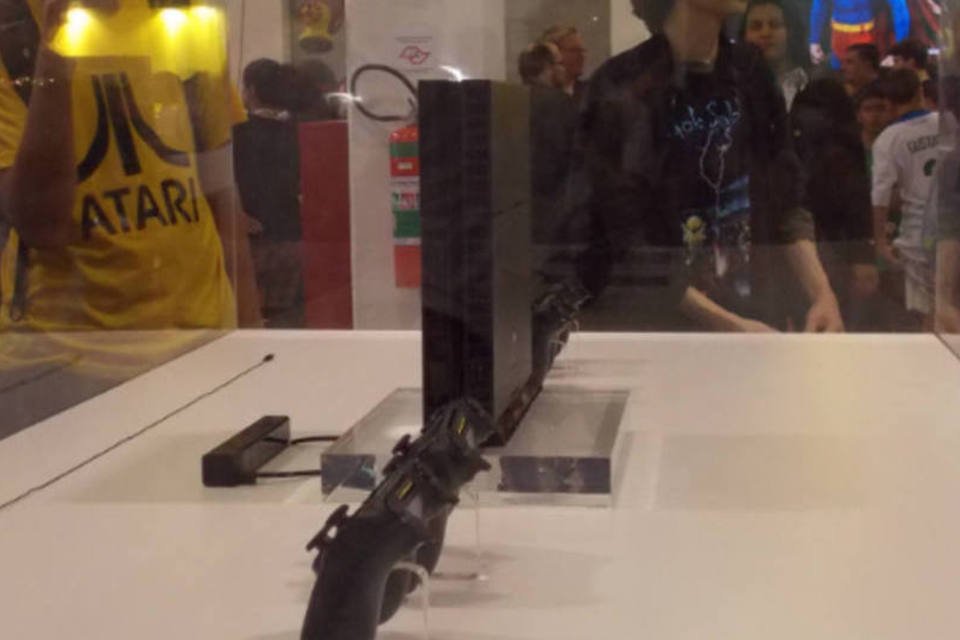 Homem destrói suposto PlayStation 4 logo após comprá-lo