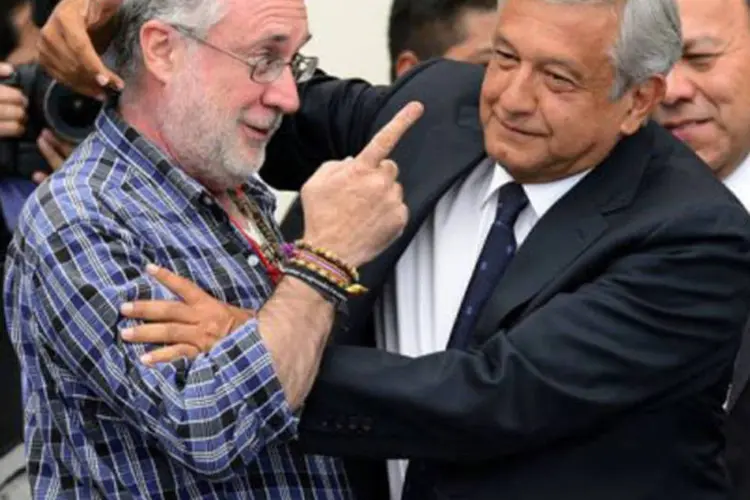 Semana passada, a rede de TV pela internet Uno, do multimilionário Carlos Slim, divulgou uma pesquisa em que López Obrador aparecia em segundo (25%) (©AFP / Alfredo Estrella)