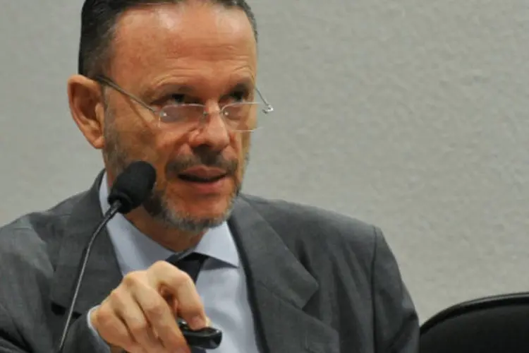
	Luciano Coutinho: &quot;No caso da Petrobras, o fluxo de caixa livre da empresa deve se tornar positivo em 2015 e o processo de endividamento na margem j&aacute; est&aacute; reduzindo&quot;
 (Antonio Cruz/ABr)
