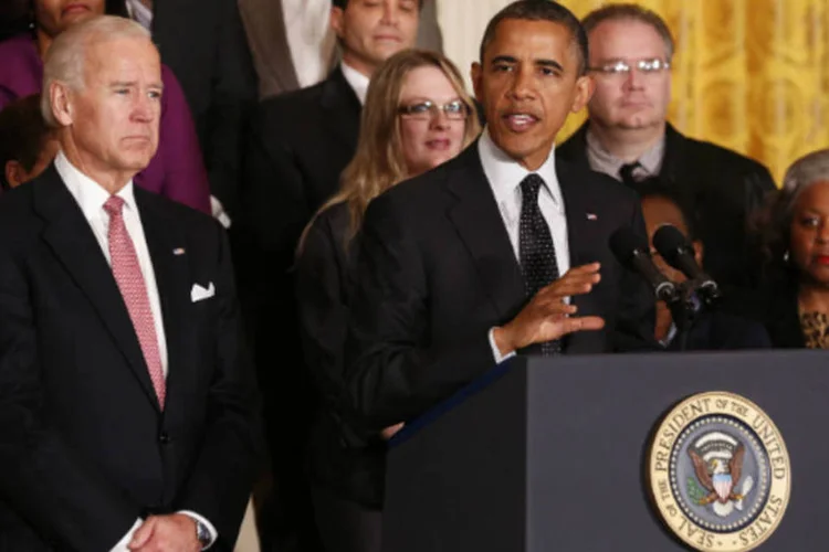 
	O presidente dos EUA, Barack Obama, discursa sobre o &quot;abismo fiscal&quot; norte-americano ao lado do vice Joe Biden na Casa Branca
 (REUTERS/Kevin Lamarque)