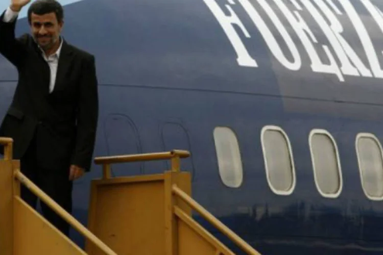 O presidente iraniano, Mahmud Ahmadinejad, acena para jornalistas antes de partir do aeroporto marechal Sucre, em Quito
 (AFP / Audun Braastad)