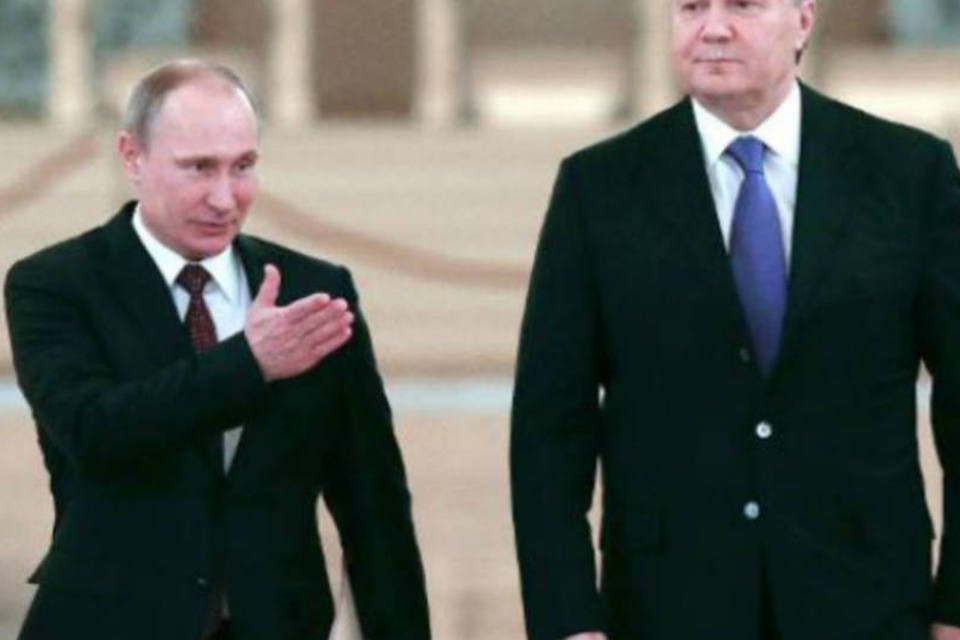 Vladimir Putin e o presidente ucraniano, Viktor Yanukovich: a Rússia garantiu que não irá intervir na situação da Ucrânia (POOL/AFP/Arquivos)