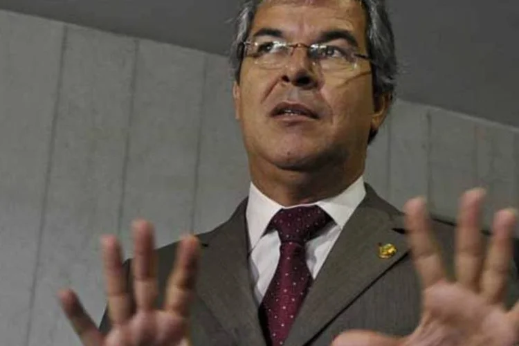 
	Viana: &quot;Hoje, eu vejo (...) A&eacute;cio Neves, o pretenso candidato a presidente Eduardo Campos, (...) dizendo que querem o fim da reelei&ccedil;&atilde;o.&nbsp;Eles n&atilde;o se entendem.&nbsp;Talvez estejam mirando 2018. j&aacute; est&atilde;o jogando a toalha sobre 2014&quot;
 (Antônio Cruz/ABr)