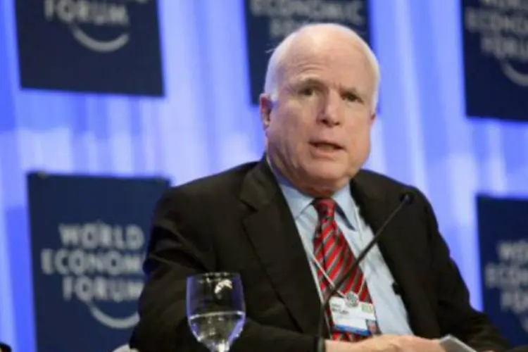 McCain, favorável a armar a oposição ao regime de Bashar al Assad, cruzou a fronteira síria saindo da Turquia durante algumas horas e se reuniu com o general Salem Idris e outros dirigentes da rebelião (AFP)