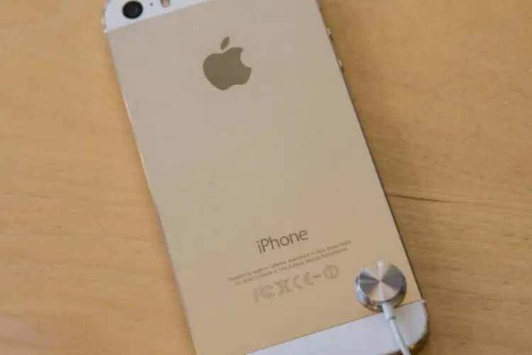 
	O smartphone iPhone 5s, da Apple: Sony fornece aproximadamente todos os sensores de imagem CMOS para as c&acirc;meras do atual iPhone 5s
 (Getty Images)