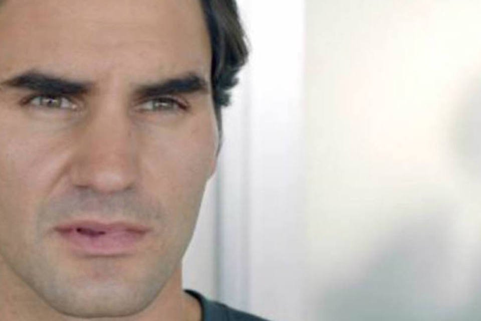 Roger Federer tenta matar mosca em comercial da Nike