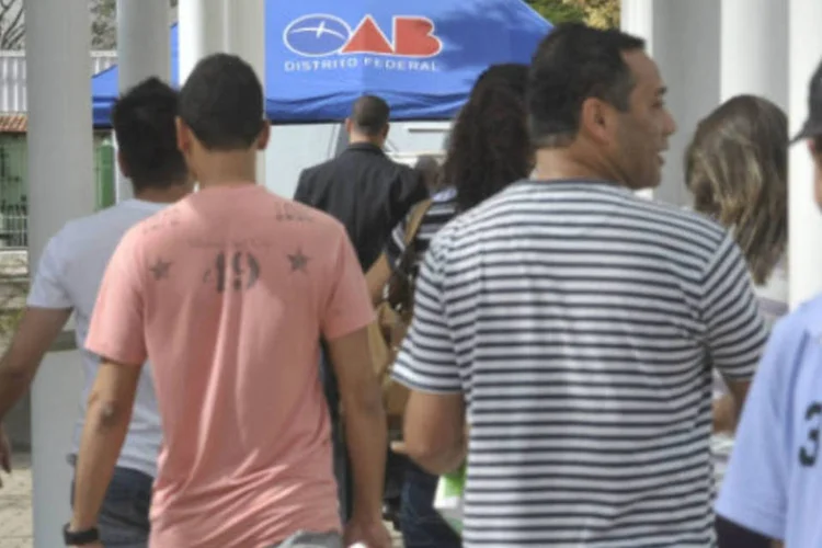 
	Advogados chegam para o Exame da OAB: tr&ecirc;s cidades com melhor desempenho foram Franca (26,64%), S&atilde;o Carlos (22,29%) e Ribeir&atilde;o Preto (19,59%)
 (José Cruz/ABr)