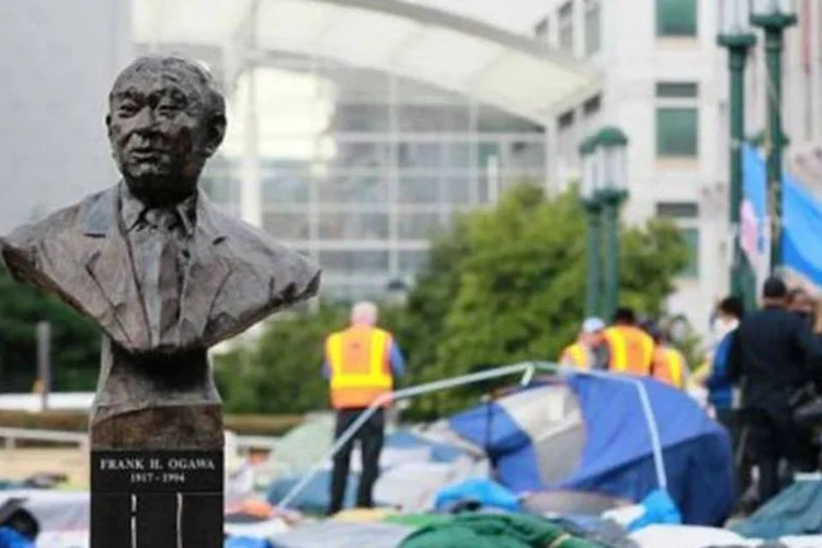 Ruas de Oakland foram fechadas quando policiais antimotins desalojaram manifestantes do movimento na praça Frank Ogawa (AFP/Getty Images / Justin Sullivan)
