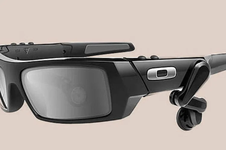 Relatos de pessoas que viram protótipos dos óculos do Google X indicam que eles serão visualmente parecidos com o modelo Thump, da Oakley (Reprodução)