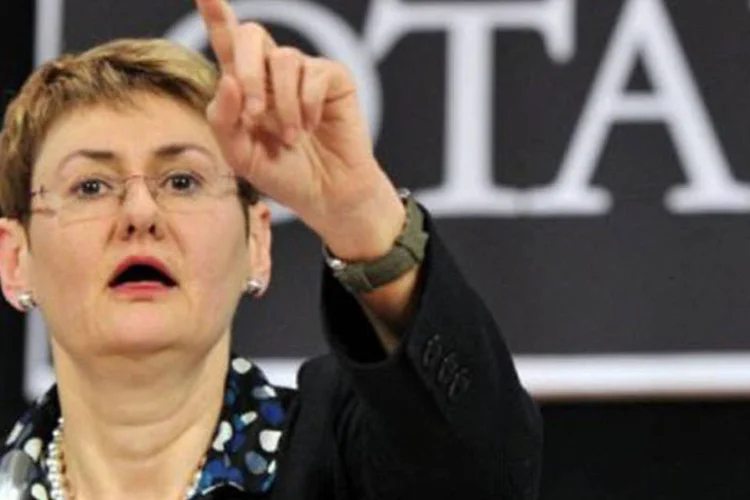 Oana Lungescu, porta-voz da Otan: "nossa missão é proteger os civis dos ataques" (Georges Gobet/AFP)