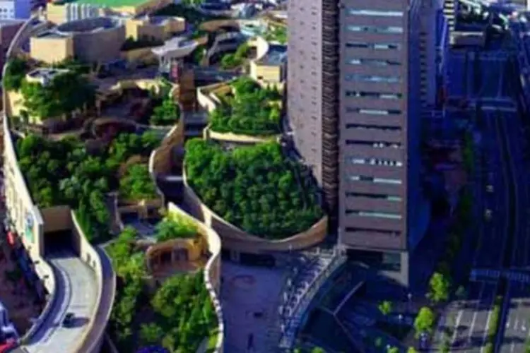O Namba Parks: terraços verdes ascendem progressivamente oito níveis, até alcançarem os 30 metros de altura da torre. (.)