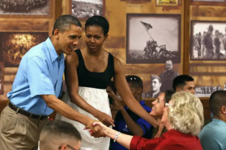 O presidente dos EUA Barack Obama e a primeira-dama Michelle Obama cumprimentam militares e suas famílias na base dos Fuzileiros Navais no Havaí, em Kaneohe Bay (REUTERS / Larry Downing)
