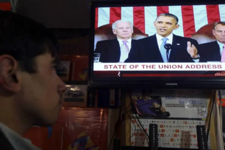 Um homem afegão assiste ao discurso do presidente dos EUA, Barack Obama, pela televisão, em Cabul (REUTERS / Omar Sobhani)