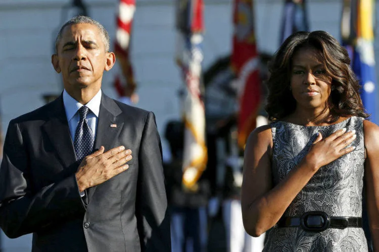 
	Barack e Michelle Obama fazem um minuto de sil&ecirc;ncio em homenagem ao 14&ordm; anivers&aacute;rio dos ataques do 11 de Setembro
 (REUTERS/Kevin Lamarque)
