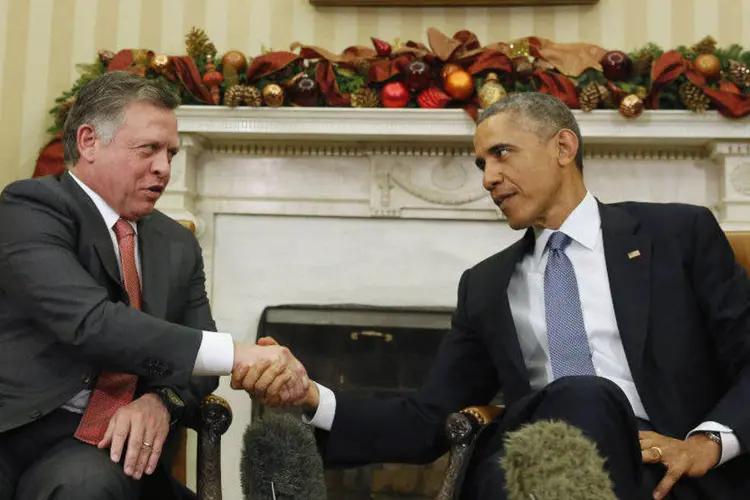 O presidente norte-americano, Barack Obama (D), cumprimenta o rei Abdullah, da Jordânia (Larry Downing/Reuters)
