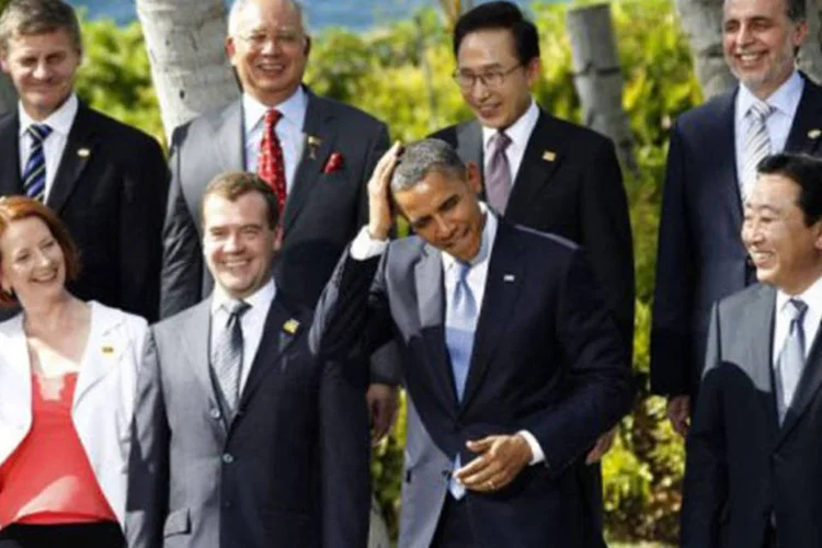 Barack Obama e a primeira-ministra australiana, Julia Gillard, brincam durante a fotografia ao fim da reunião
 (Koji Sasahara/AFP)