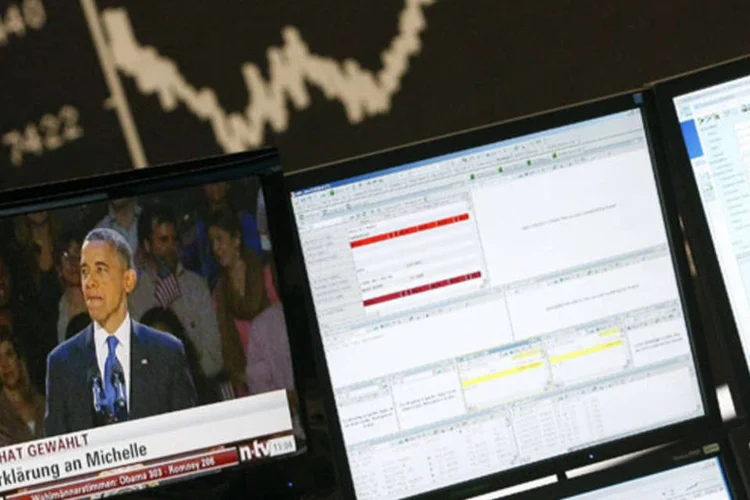 
	TV anunciando a vit&oacute;ria de Barack Obama em frente a um gr&aacute;fico com &iacute;ndices de a&ccedil;&otilde;es: o Dow Jones cedia 0,57% e o Nasdaq 1,15% (Allison Joyce/Getty Images/AFP)